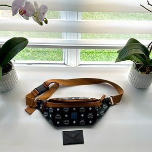 Mcm bum bag / belt bag / Fanny pack in black and white logo in coated canvas